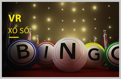 Thẻ bài và chip cá cược Baccarat trong một ván chơi sôi động